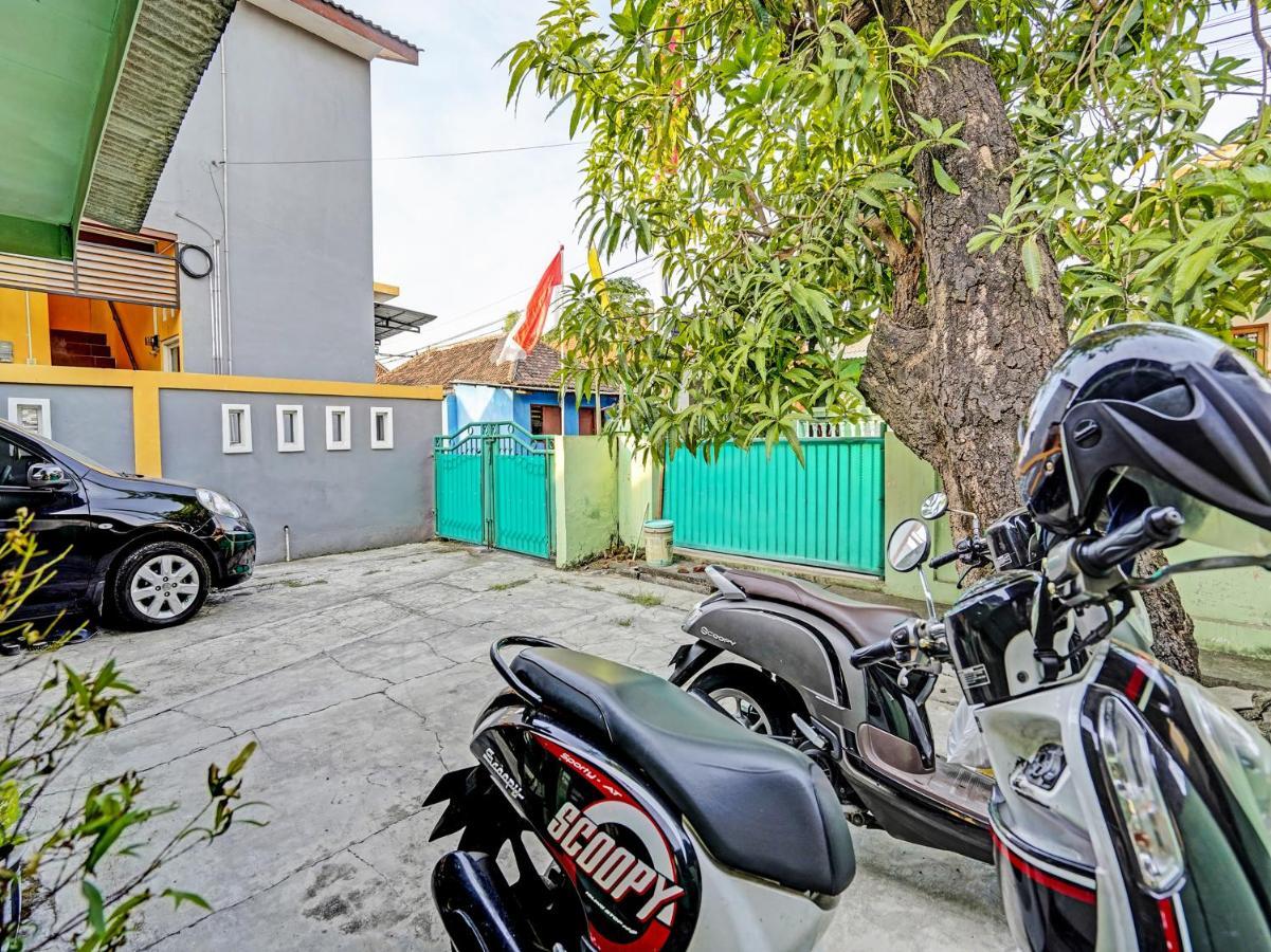 Spot On 91595 Sruni Syariah Hotel Gedangan Luaran gambar